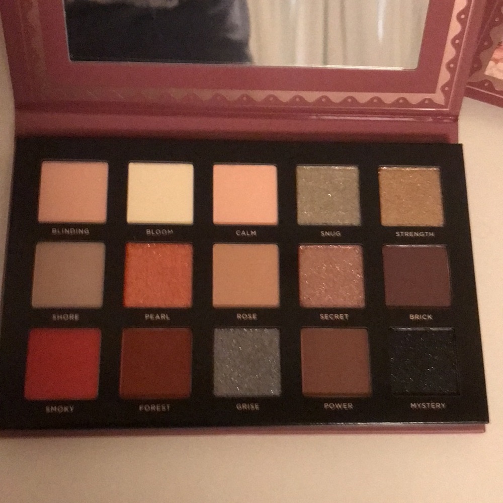 Ace Beaute Smoky Roses Eyeshadow Palate - Picture 2 of 4
